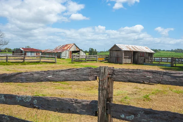 Alte Bauernhöfe jenseits von Post- und Bahnzäunen in ländlicher Landschaft — Stockfoto