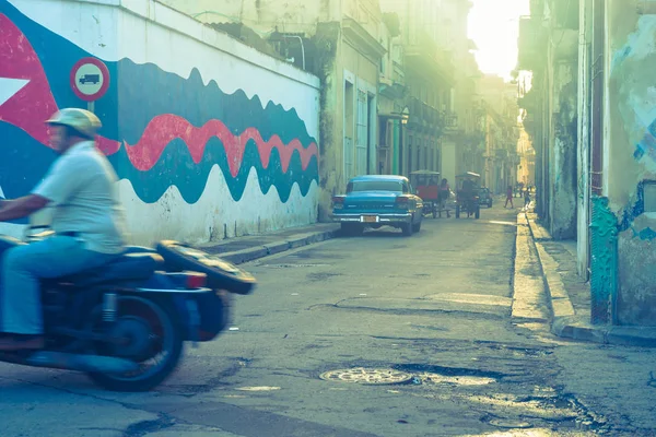 Грязный образ задней улицы в Гаване — стоковое фото