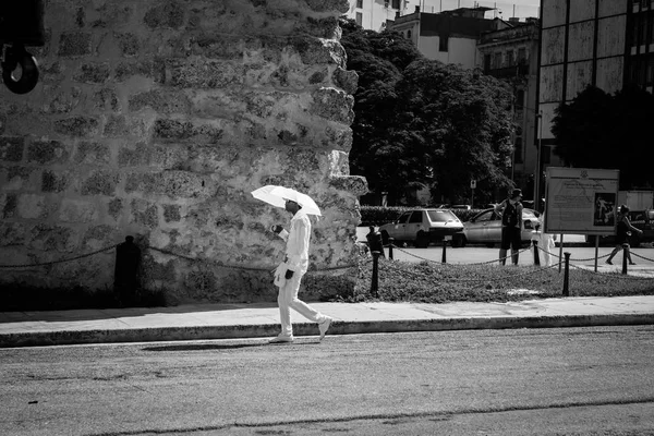 Член Сантерии Кубинской религиозной секты одеваются во все белые прогулки — стоковое фото