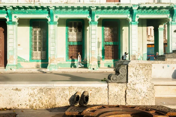 Ζευγάρι παλιές μπότες εργασίας συγκρατείται να πιάσει νωρίς ζεστό ήλιο με Ντίλι — Φωτογραφία Αρχείου