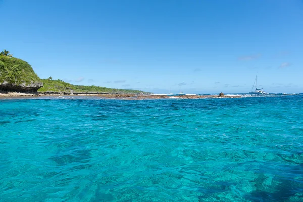 Bellissimo mare turchese da Sir Robert Wharf, Alofi, Niue . — Foto Stock