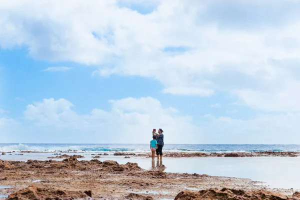 Tropikal Niue mercan raf üzerinde rock havuzları keşfetmek — Stok fotoğraf