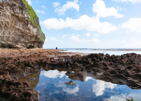 Zkoumání koupališť na korálových police na tropické Niue — Stock fotografie