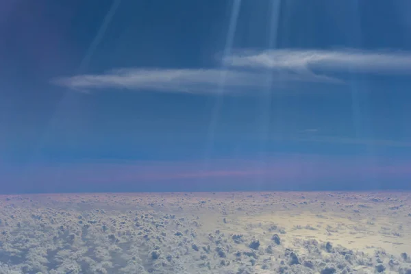 Небо через окно самолета . — стоковое фото