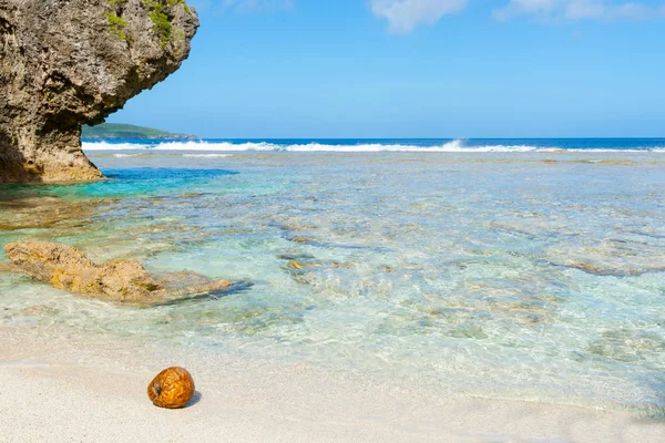 Coco lavado na pequena praia tropical isolada — Fotografia de Stock