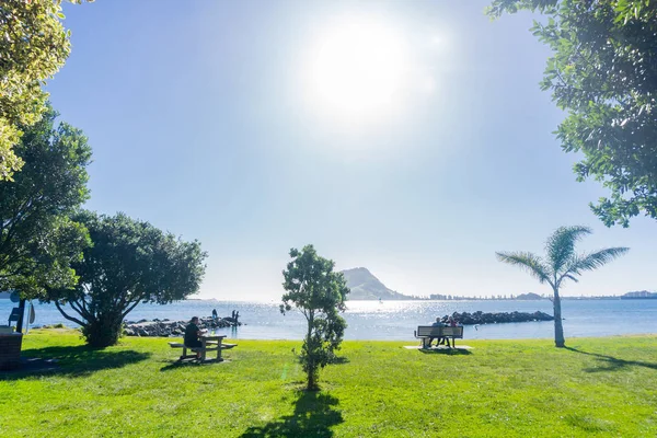 Schwefelpunkt-Landschaft, Tauranga-Blick auf die Sonne, um den Berg zu besteigen — Stockfoto