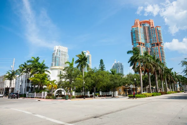 Tall modern architecure Miami apartments in street scene — Stock Photo, Image