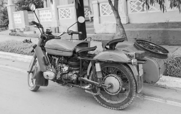 Ancienne moto bleu vif avec voiture latérale garée dans la rue cubaine . — Photo