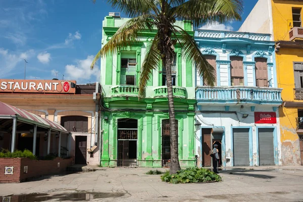 Arquitectura de estilo neoclásico en estado descuidado y c brillante — Foto de Stock