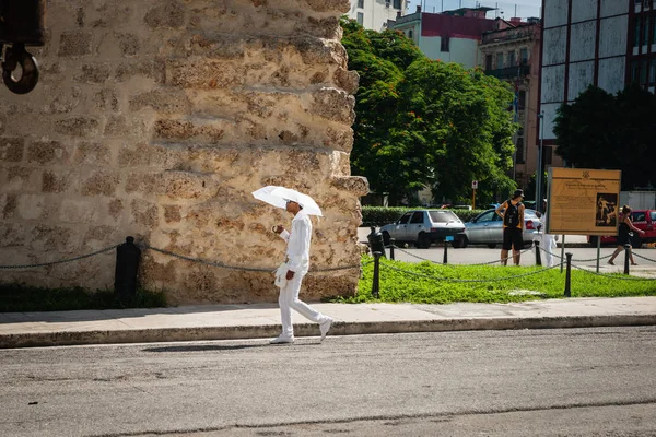 Ledamot av Santeria kubanska religiös sekt klänning i alla vita promenader — Stockfoto