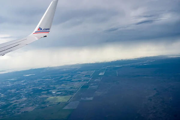 AA.com marca roja y azul en ala aérea por encima de la nube — Foto de Stock