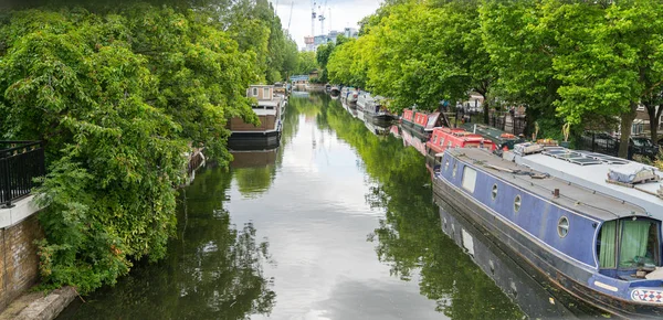 Schmale Boote und Kanalaktivität auf Londons Regent Canal. — Stockfoto