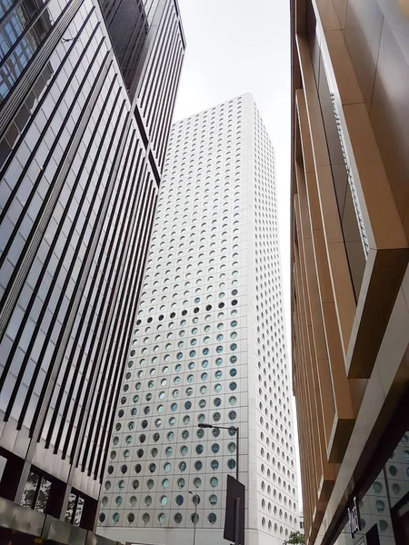 Tres edificios comerciales emblemáticos de gran altura que exhiben diferentes — Foto de Stock