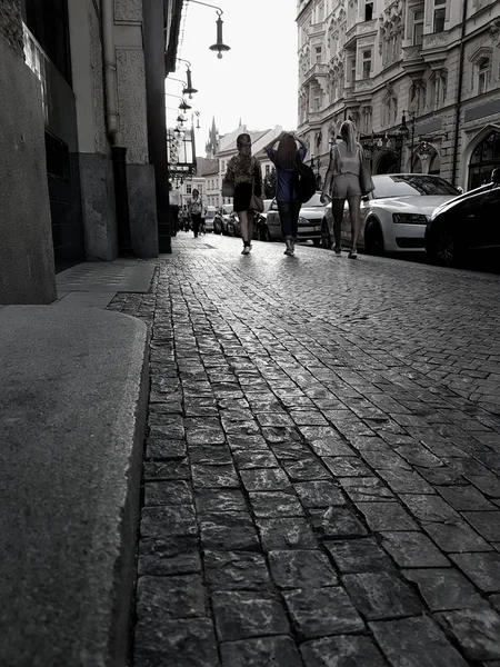Γυναίκες περπάτημα μακριά σε δρόμο της παλιάς πόλης — Φωτογραφία Αρχείου