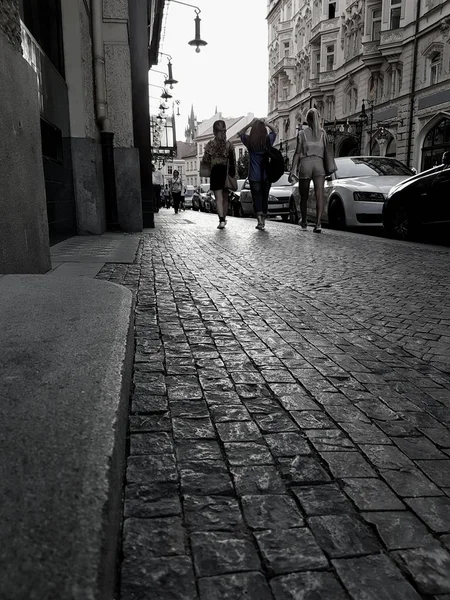 Frauen laufen in der Altstadtstraße davon — Stockfoto