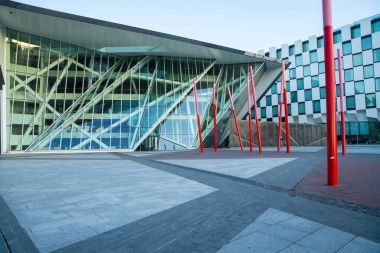 Grand Canal Square, modern bir kamusal alan modern tarafından çevrili bir
