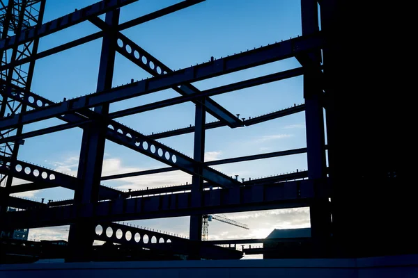 Vigas de acero estructurales enmarcadas en silueta . — Foto de Stock