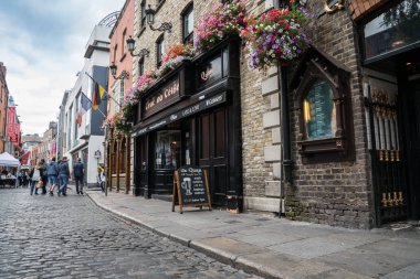 Barlar, mağazalar ve kent sahəsi Temple Bar turist.