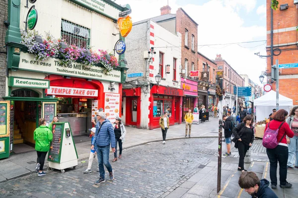 Bar, negozi e turisti nella zona Temple Bar della città . — Foto Stock