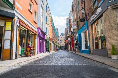 Birkaç kişi dışında kafe ve dar antika cobb yürüyüş oturmuş