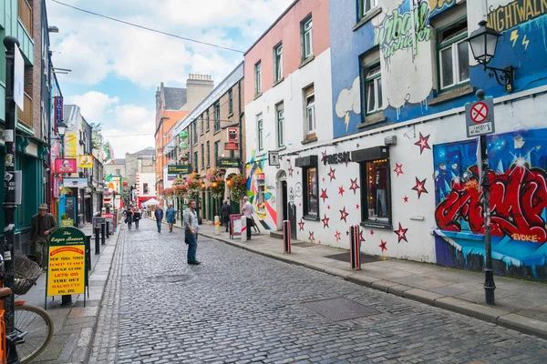 Poche persone che camminano in strette stradine acciottolate a Temple Bar — Foto Stock