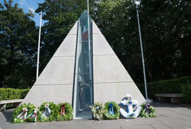 İrlandalı savunma üyeleri için piramit cam ve taş anıt