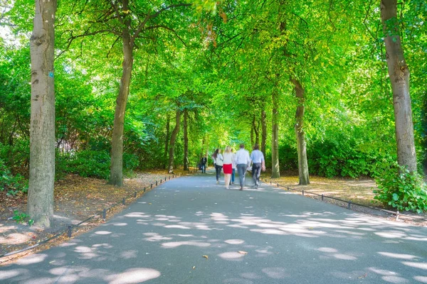 La gente, borrosa en movimiento, caminando tranquilamente por el parque de la ciudad —  Fotos de Stock