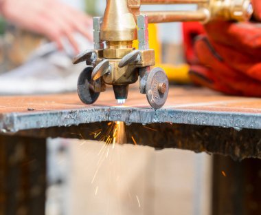 Closeup kesme plaka ark kaynak makinesi ile çelik.