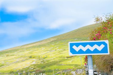 Yaban Atlantik yolu beyaz mavi yolda turist Rota IR oturum