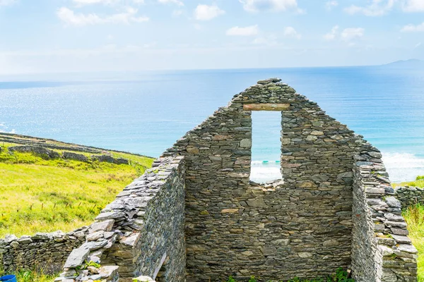 Viejo muro de piedra de la casa y la ventana permanece solo en un Atlanti salvaje — Foto de Stock