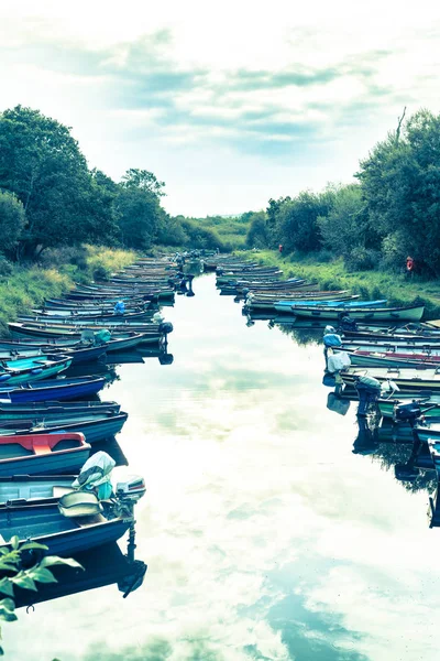 Bateaux attachés aux côtés du canal menant au lac Ross — Photo