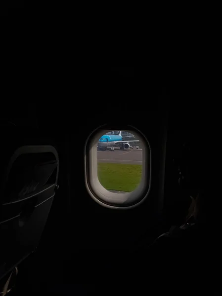 Imágenes del aeropuerto desde el interior granulado oscuro del avión mientras espera — Foto de Stock