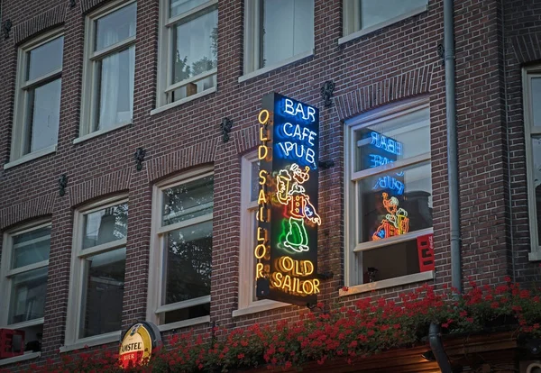 Alte Matrosenkneipe, Bar, Café Leuchtreklame spiegelt sich im Fenster auf Buldi — Stockfoto