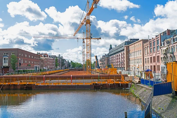 Vinç platform üzerinde kanal bina ve altında canal otopark — Stok fotoğraf