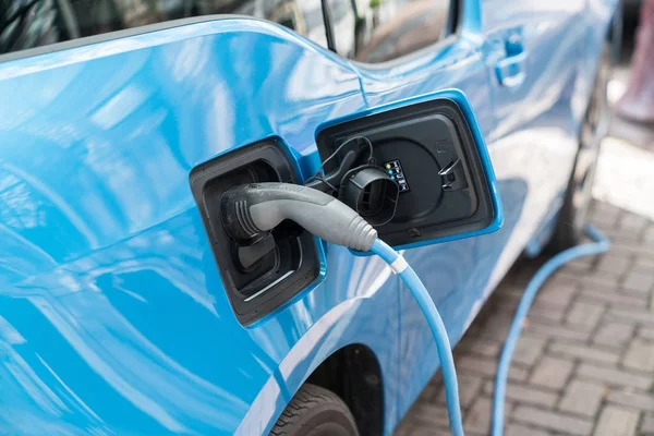 Şarj kablosu ve plu üzerinde mavi elektrikli araba şarj