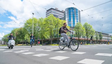 İnsanlar döngüsü ve motor devir-den geçerek şehir kavşak