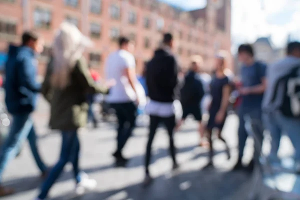 Occupata scena di strada Amsterdam su Damrak . — Foto Stock