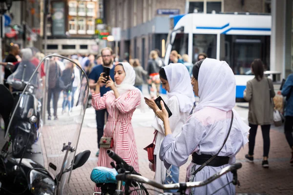 Tre unga muslimska kvinnor i vita hijab — Stockfoto