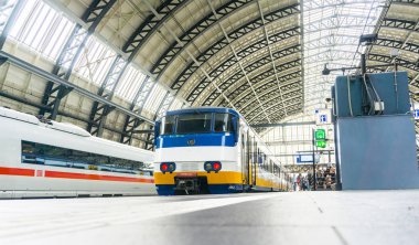  Centraal istasyonu çatı mimarisi ve platform servis üzerinde peole