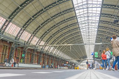 Centraal istasyonu çatı mimarisi ve peole platformu bekleyen üzerinde