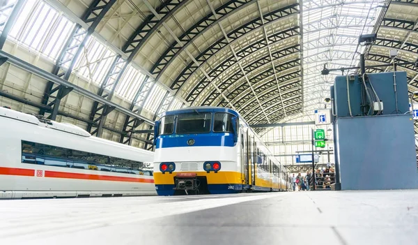 Centraal station roof architecture and peole on platform waitin — Stock Photo, Image