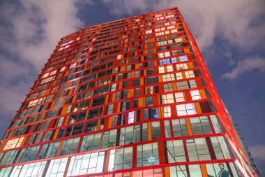 Kırmızı Calypso gökdelen apartman 