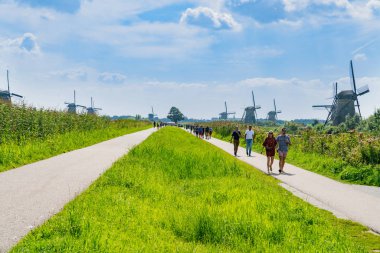 Manzara doğal alanı gölet, alanlar ve yel değirmenleri.