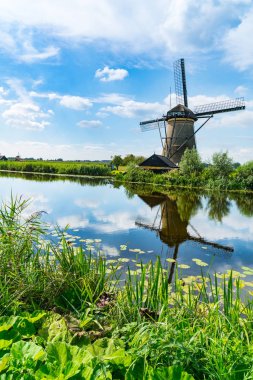 Manzara doğal alanı gölet, alanlar ve yel değirmenleri.