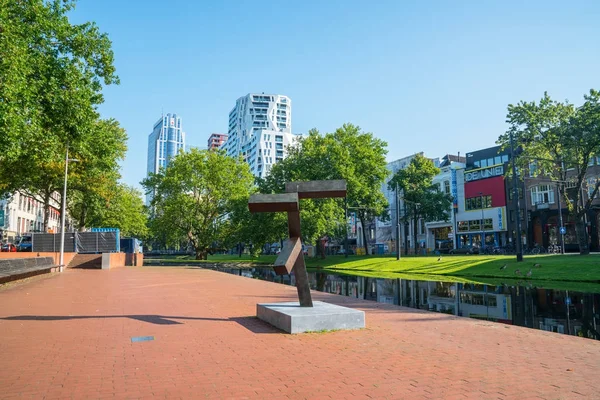 Escultura de arte público a lo largo de la pasarela en el Canal de Westersingel — Foto de Stock