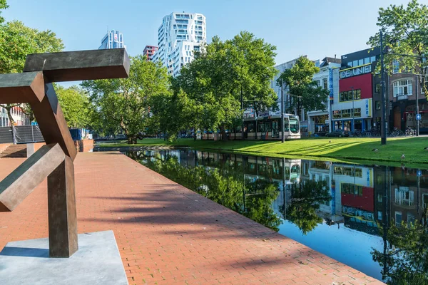 Westersingel 운하에 산책로 따라 공공 예술 조각 — 스톡 사진