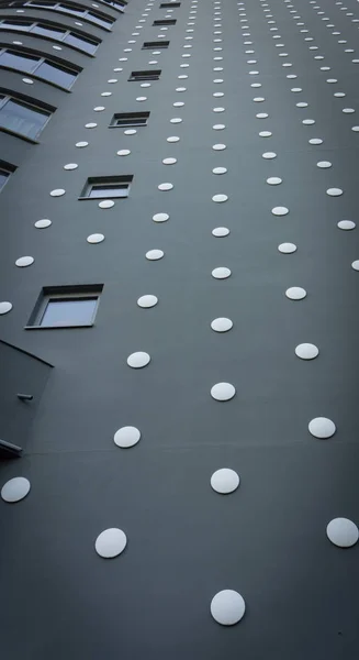 Низкий угол зрения современной архитектурной башни черный extrior с whi — стоковое фото