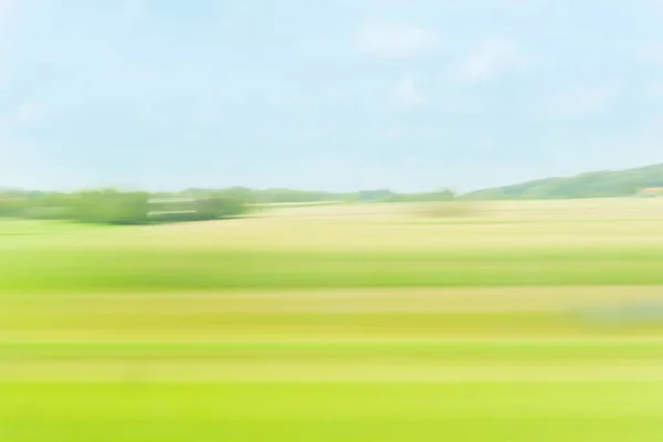 녹색 필드와 이동에서 시골 기차 창 — 스톡 사진