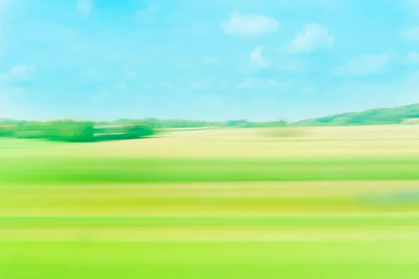 Gröna fält och landsbygden från att flytta tåg fönster — Stockfoto