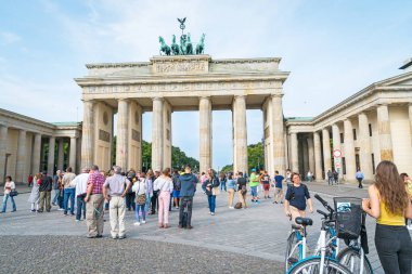 Turistler geliyor görmek ve fotoğraf için çok sayıda günlük